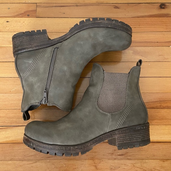Crown Vintage Shoes - {Crown Vintage} Gray Platform Boots - Women’s size 8